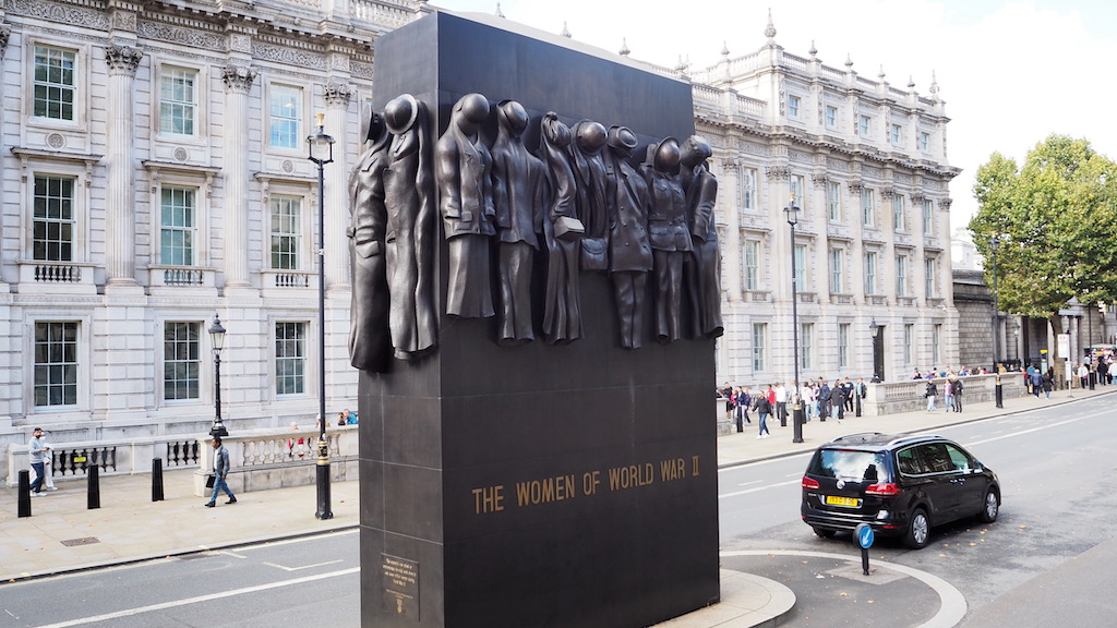 야외, 텍스트, 건물, 육상 차량, 하늘, 차량, 자동차, 도로, 바퀴, 거리, 시티, 조각상, 예술