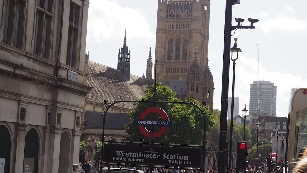 야외, 하늘, 구름, 텍스트, 다운타운, 마천루, 수도권, 대도시, 육상 차량, 타워, 차량, 도시 지역, 거리, 혼용, 도시, 건물, 시티, 표지판, 여행