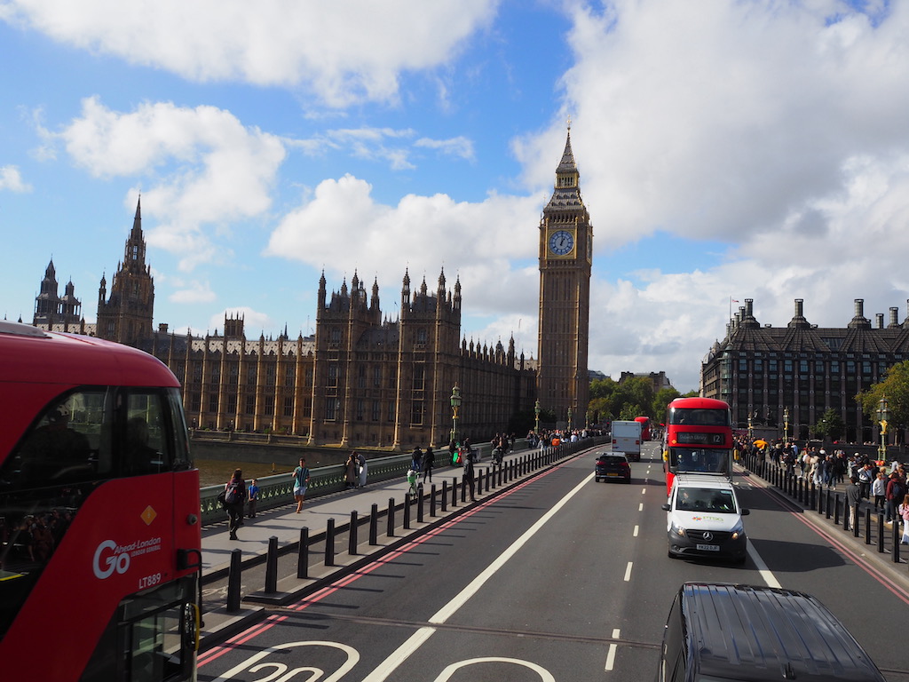 야외, 하늘, 차량, 육상 차량, 구름, 도로, 자동차, 건물, 버스, 시계, 교통, 밴, 거리, 레드, 시티, 운전, 여행, 큰, 사람들, 주차된