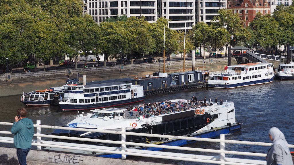 야외, 배, 교통, 차량, 선박, 보트, 물, 나무, 호수, 수로, 바지선, 강, 사람들, 시티, 독