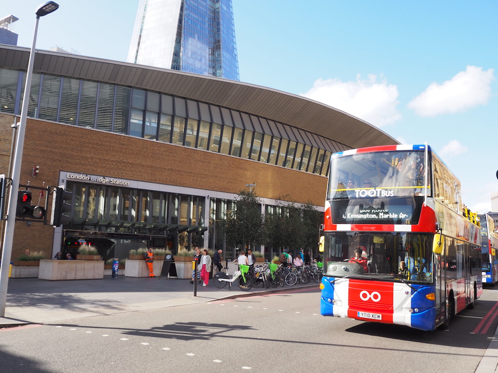 야외, 하늘, 버스, 도로, 육상 차량, 차량, 이층버스, 건물, 운송 모드, 텍스트, 이층 버스, 거리, 교통, 시티, 버스 정류장