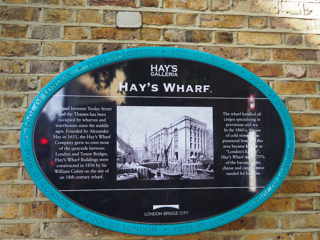 텍스트, 메뉴, 명판, 야외, 건물, 표지판, 벽