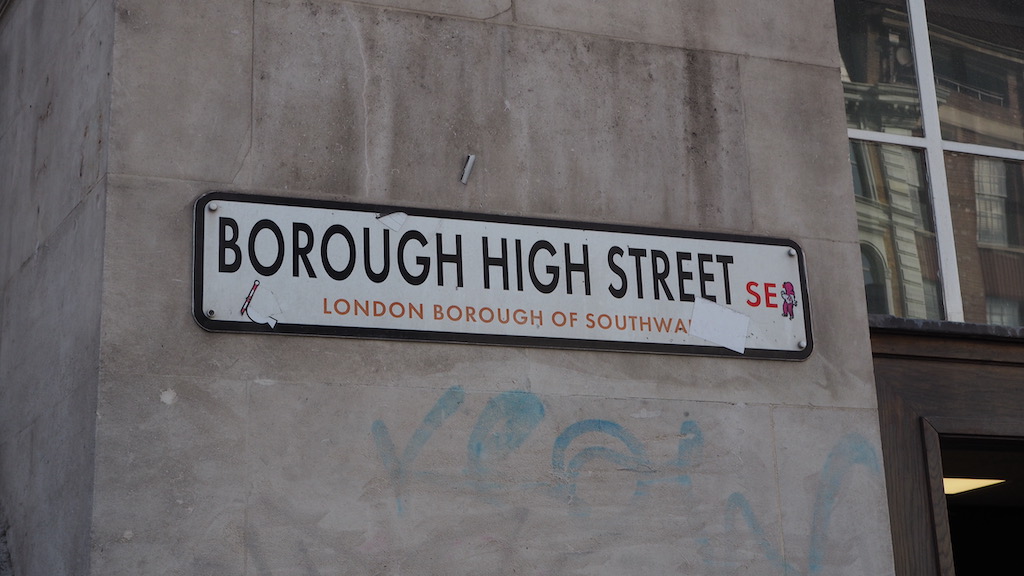 텍스트, 건물, 야외, 창문, 간판, 벽, 폰트, 친필, 거리, 표지판