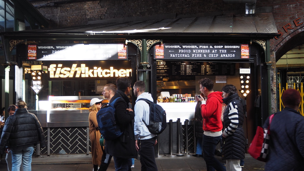 의류, 사람, 건물, 청바지, 신발류, 재킷, 여성, 사람들, 야외, 바지, 고객, 보행자, 걷기, 스탠딩, 그룹, 거리, 시티, 군중, 매장, 보도, 붐비는, 시장