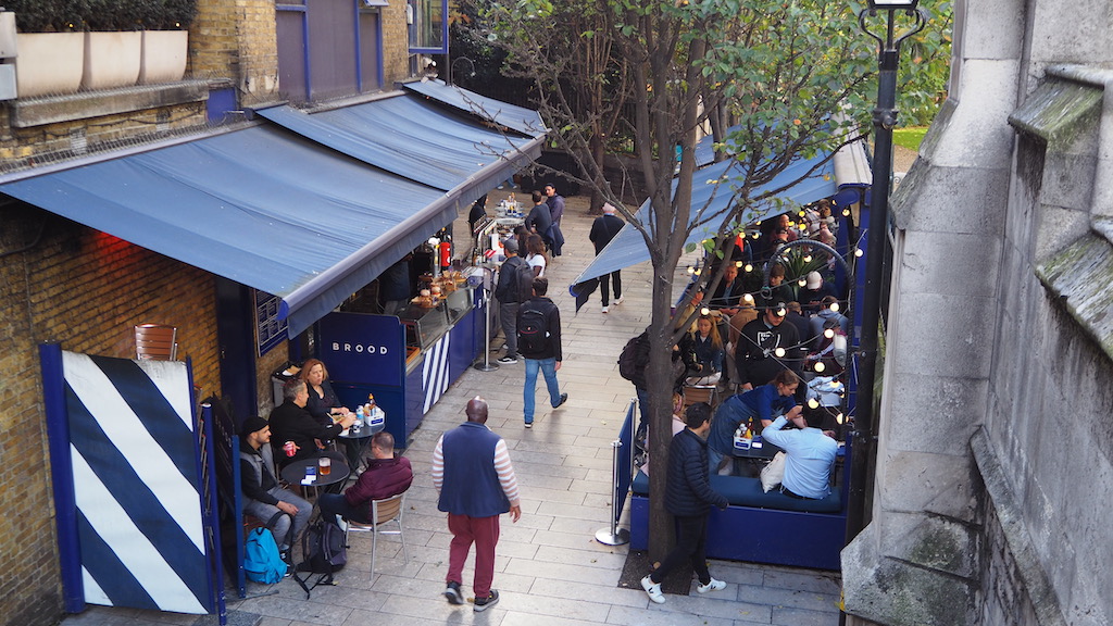 야외, 건물, 의류, 신발류, 사람, 나무, 여성, 사람들, 집, 거리, 공공 장소, 블루, 지상, 그룹, 스탠딩, 군중, 보도, 시티