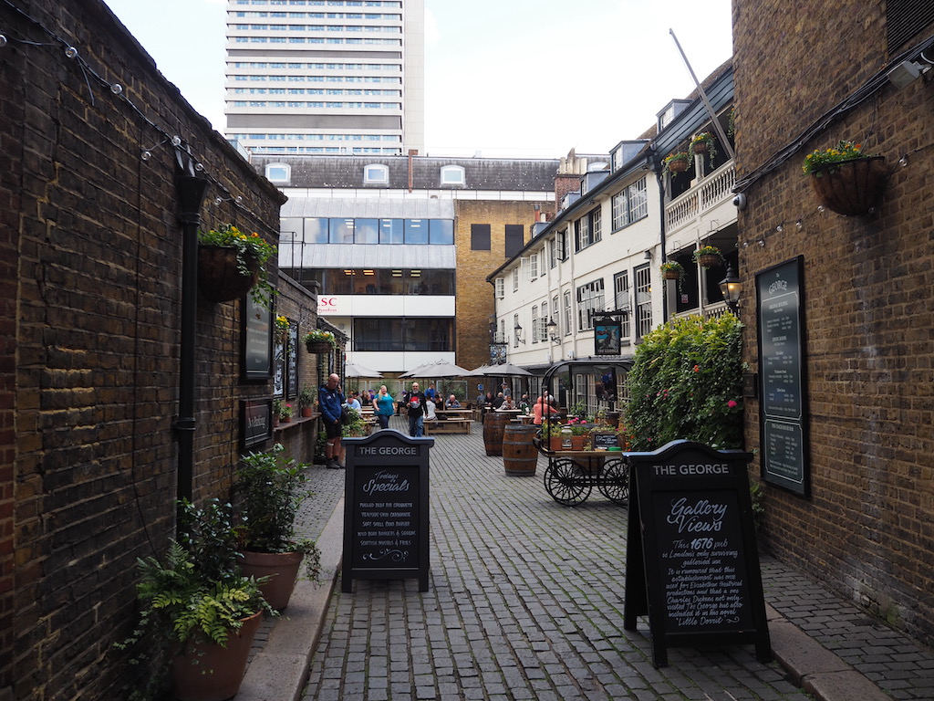 건물, 야외, 하늘, 화분, 창문, 실내용 화초, 폐기물 컨테이너, 식물, 주변지역, 골목, 도시, 호박돌, 보도, 거리, 시티, 지상