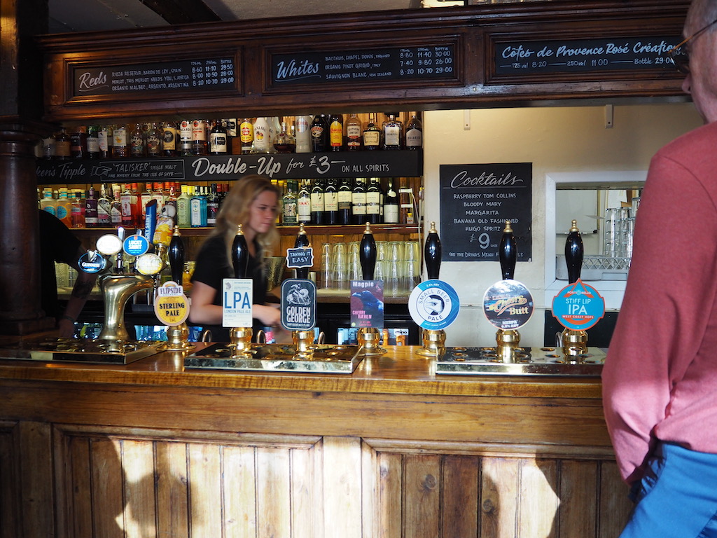 사람, 의류, 음료, 병, 음주 시설, 펍, 선술집, 벽, 실내, 알코올 음료, 알코올, 바웨어, 바, 스탠딩, 천장, 여성