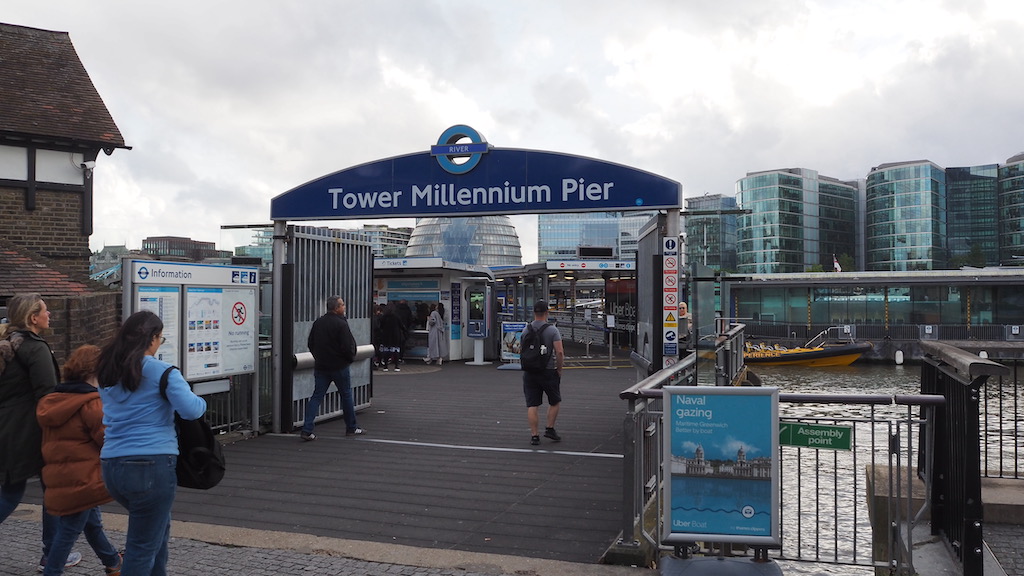 야외, 하늘, 구름, 의류, 건물, 신발류, 사람, 청바지, 사람들, 여성, 여행, 관광 여행, 폐기물 컨테이너, 마천루, 공공 장소, 스탠딩, 지상, 시티, 보도, 거리, 시장