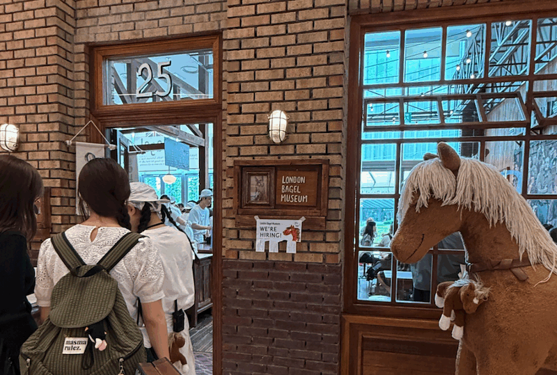 건물, 의류, 사람, 스탠딩, 야외, 여성, 말, 사람들