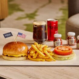 음식, 패스트푸드, 미국 음식, 테이블, 프렌치 프라이, 빵, 번, 스낵, 어린이 식사, 정크푸드, 실내, 튀긴 음식, 식사, 샌드위치, 햄버거, 치즈버거, 버거, 제빵 제품, 패티, 슬라이더, 버팔로 버거, 음료, 앉기, 감자 튀김
