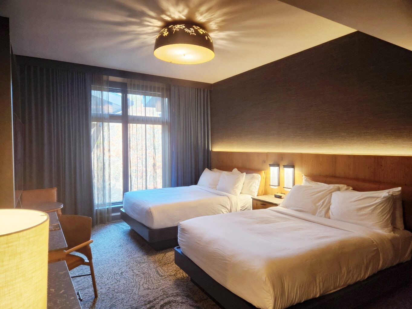 실내, 벽, 인테리어 디자인, 베개, 가구, 침구, 전등갓, 침대시트, 리넨, 매트리스, 이불 커버, 침대 프레임, 침대, 램프, 커튼, 스위트, 방, 쿠션, 침실용 탁자, 창문 장식, 침실, 부티크 호텔, 천장, 창 커버, 이불, 바닥, 침대 스커트, 천장 설비, 창문, 호텔, 휴가, 호텔 방, 숙소