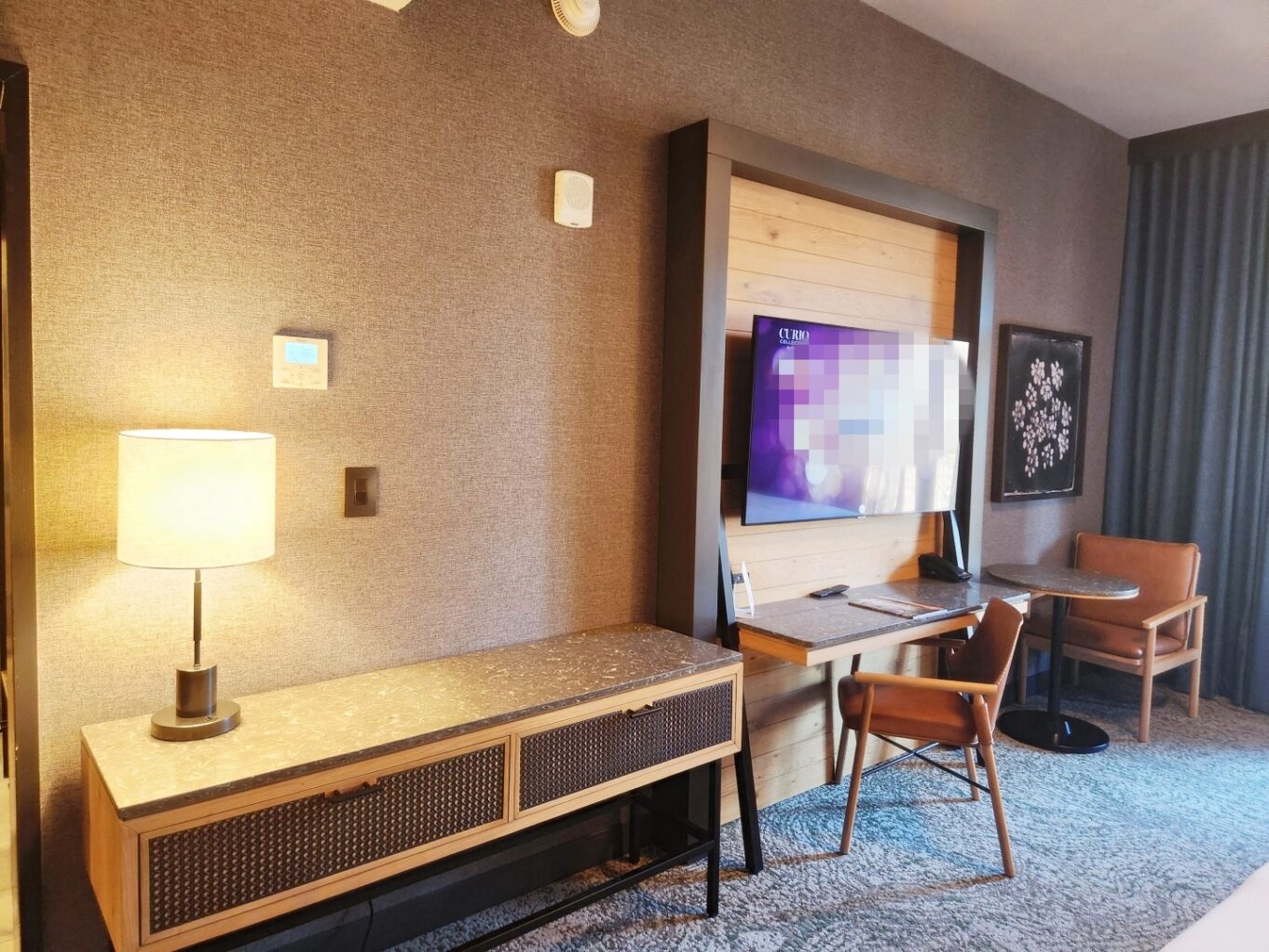 벽, 실내, 가구, 인테리어 디자인, 바닥, 호텔, 책상, 수납장, 서랍, 커피 테이블, 테이블, 천장, 방, 의자, 집, 디자인