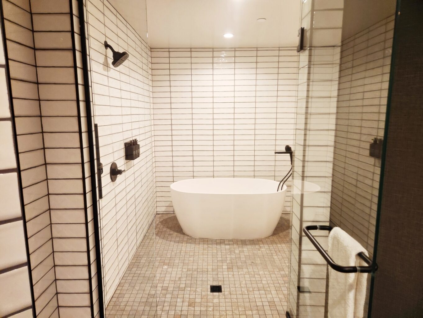 벽, 실내, 욕실, 배관 설비, 욕실 액세서리, 화장실, 배관, 수도꼭지, 바닥, 화이트, 타일을 붙인, 샤워실, 타일