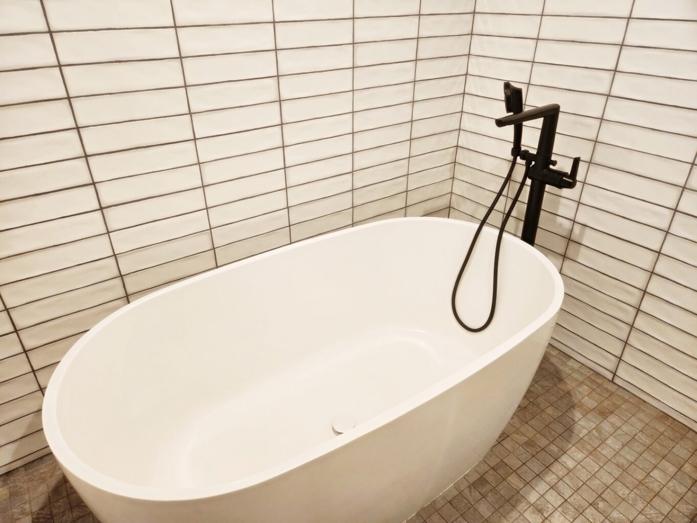 배관 설비, 욕조, 배관, 벽, 실내, 욕실 액세서리, 욕실, 타일, 화장실, 수도꼭지, 화이트