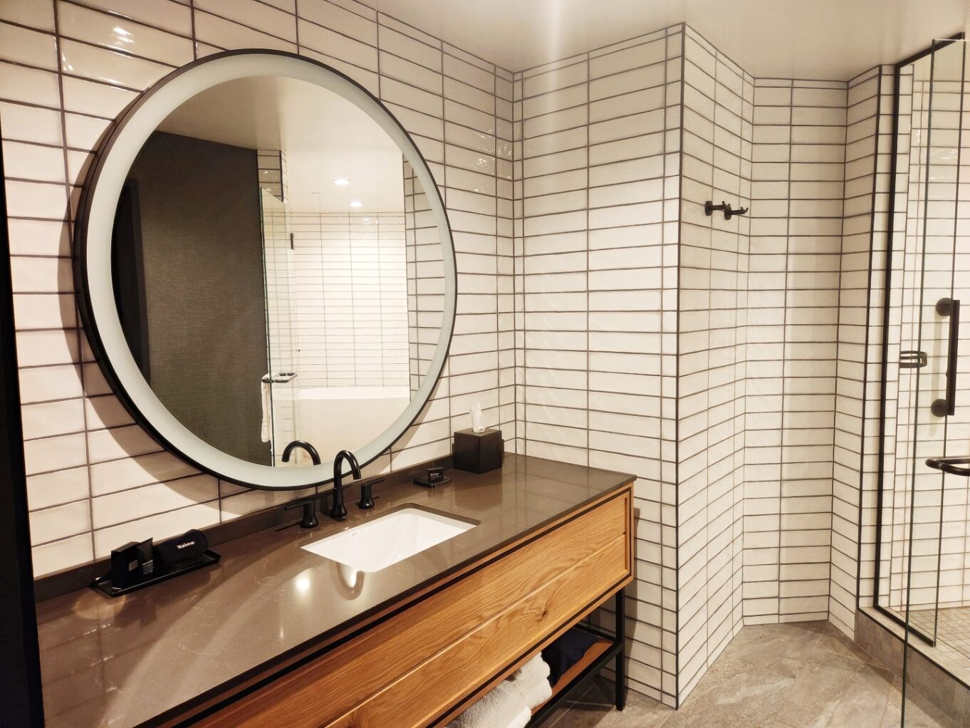 실내, 벽, 욕실, 배관 설비, 거울, 타일, 수도꼭지, 욕실 액세서리, 배관, 화장실, 욕조, 싱크대, 바닥, 버려진