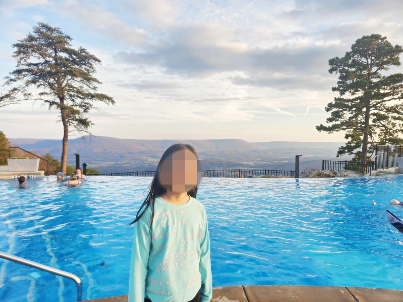 야외, 하늘, 수영장, 물, 구름, 나무, 의류, 사람, 수영, 호수, 아쿠아, 블루, 휴가, 아이, 소녀