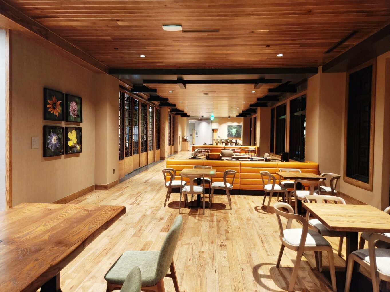 가구, 천장, 실내, 벽, 바닥, 테이블, 주방 및 식당 테이블, 인테리어 디자인, 견목, 커피 테이블, 광택제, 홀, 레스토랑, 방, 목재, 다이닝 룸, 다이닝, 의자, 우드, 호텔