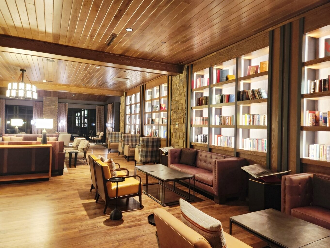 실내, 인테리어 디자인, 천장, 바닥, 장면, 소파, 테이블, 커피 테이블, 선반, 스튜디오 소파, 벽, 아지트, 소파 침대, 러브시트, 로비, 견목, 수납장, 로프트, 바닥재, 창문, 방, 의자, 가구, 큰, 거실, 도서관