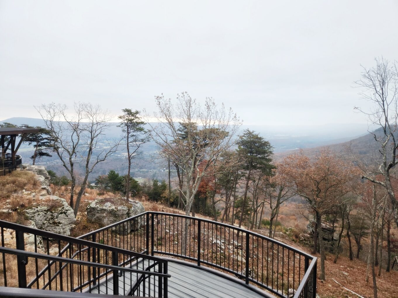 야외, 나무, 하늘, 울타리, 핸드레일, 식물, 산, 겨울, 안개, 경치, 자연, 산허리, 여행, 지역, 눈, 공원