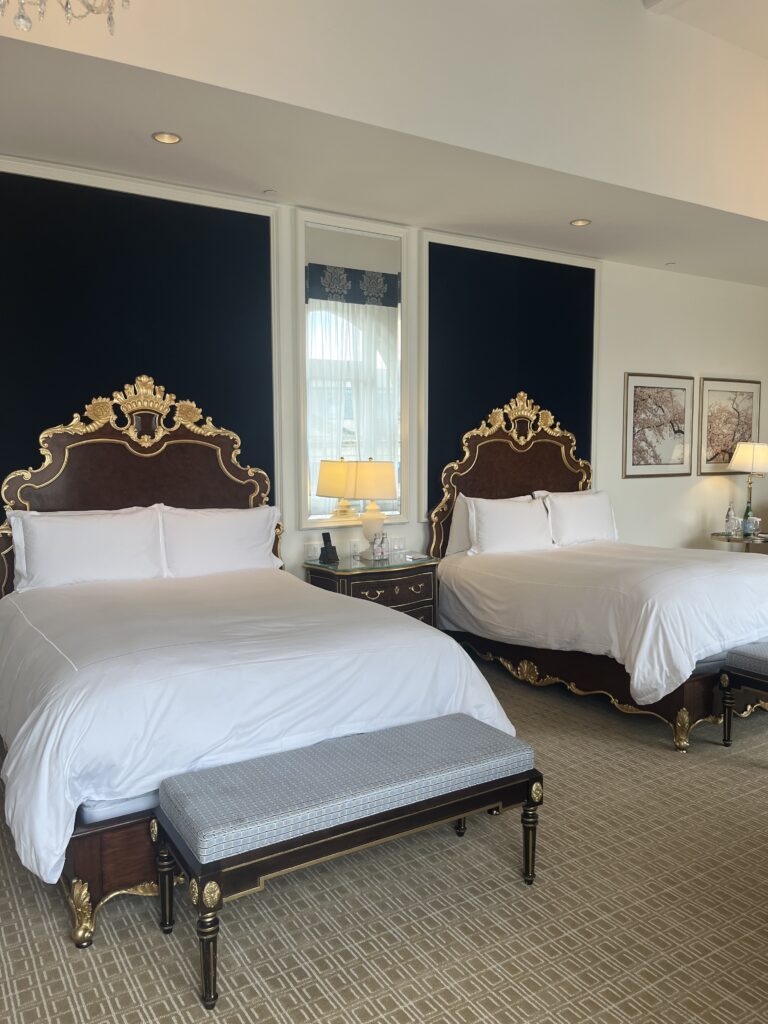 실내, 벽, 인테리어 디자인, 가구, 침대, 침구, 베개, 침대시트, 리넨, 침대 프레임, 매트리스, 이불 커버, 바닥, 방, 침실, 쿠션, 스위트, 침실용 탁자, 부티크 호텔, 이불, 천장, 전등갓, 바닥재, 침대 스커트, 창문 장식, 창 커버, 호텔