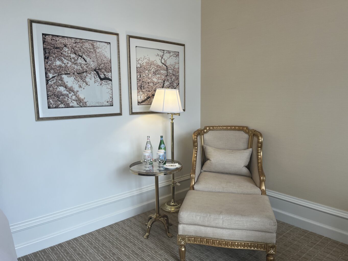 벽, 실내, 가구, 사진 액자, 인테리어 디자인, 의자, 바닥, 방, 벽토, 벽지, 페인팅