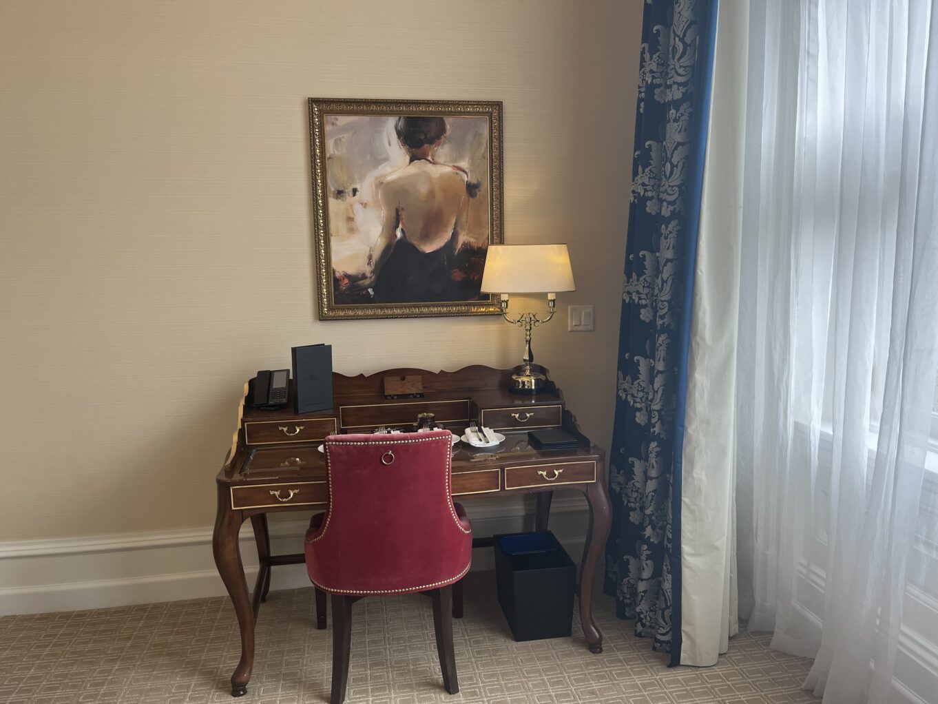 벽, 실내, 가구, 인테리어 디자인, 커튼, 바닥, 거울, 서랍, 전등갓, 작은 테이블, 방, 벽지, 창문 장식, 의자, 테이블