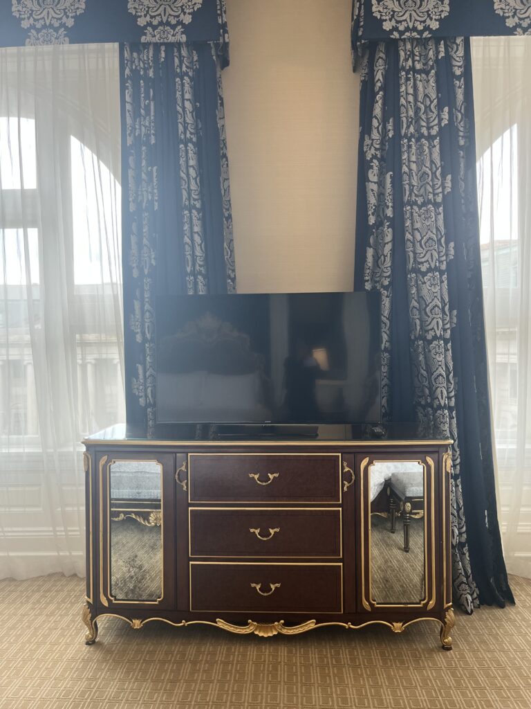 실내, 벽, 서랍, 수납장, 서랍장, 가구, 인테리어 디자인, 창문, 커튼, 방, 창문 장식, 찬장, 바닥, 침실용 탁자, 거울