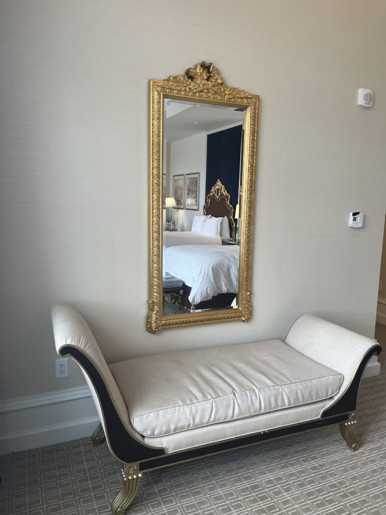 벽, 실내, 가구, 인테리어 디자인, 베개, 사진 액자, 거울, 침대, 리넨, 쿠션, 방, 바닥, 의자