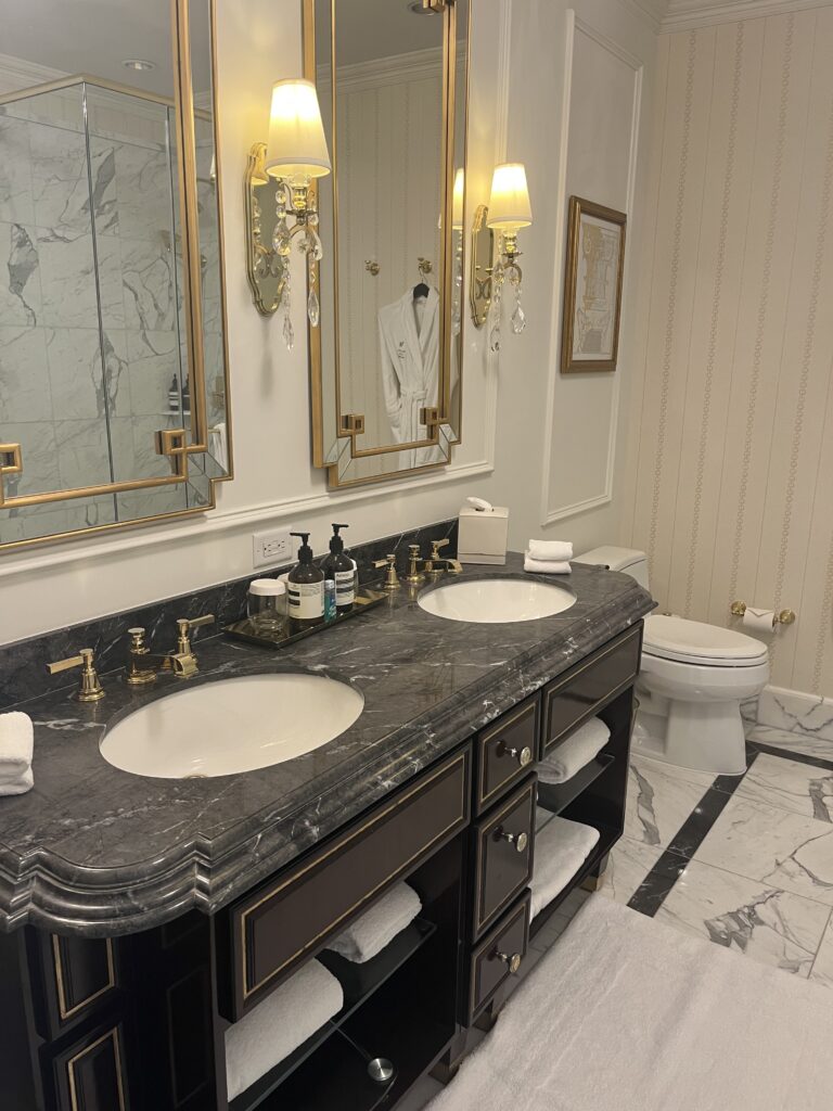 실내, 벽, 욕실, 거울, 배관 설비, 욕실 액세서리, 수도꼭지, 인테리어 디자인, 타일, 싱크대, 서랍, 세면대, 바닥, 호텔