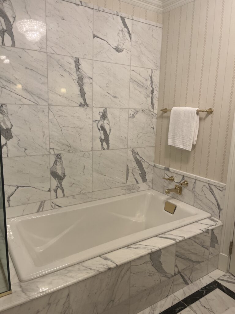 실내, 배관 설비, 벽, 욕조, 욕실 액세서리, 수도꼭지, 샤워실, 타일, 배관, 싱크대, 화장실, 욕실