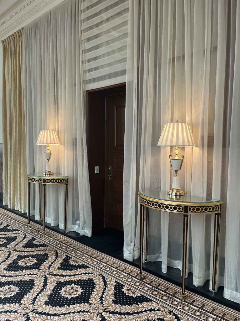 인테리어 디자인, 램프, 실내, 벽, 조명, 커튼, 바닥재, 천장 설비, 조명 픽스처, 천장, 문, 방, 바닥, 호텔