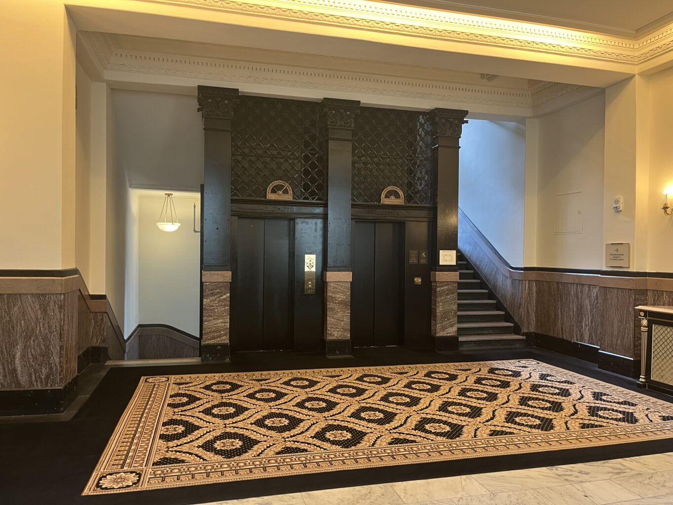 벽, 실내, 인테리어 디자인, 바닥재, 바닥, 문, 천장, 거울, 몰딩, 타일, 부지, 방, 러그, 호텔