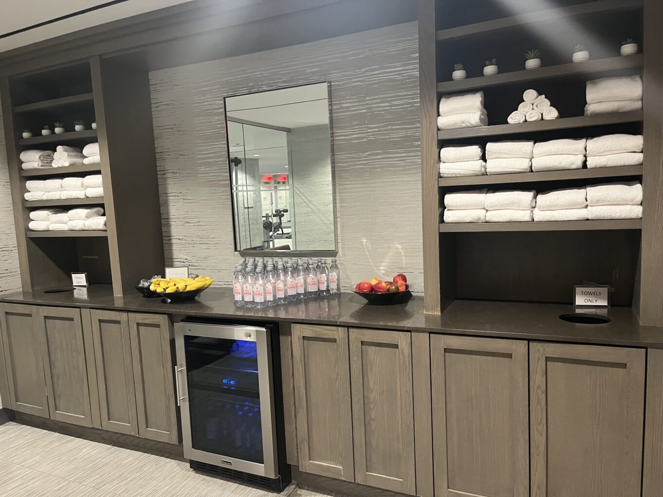 실내, 벽, 수납장, 캐비닛, 텍스트, 조리대, 찬장, 병, 선반, 바닥, 주방, 천장, 매장