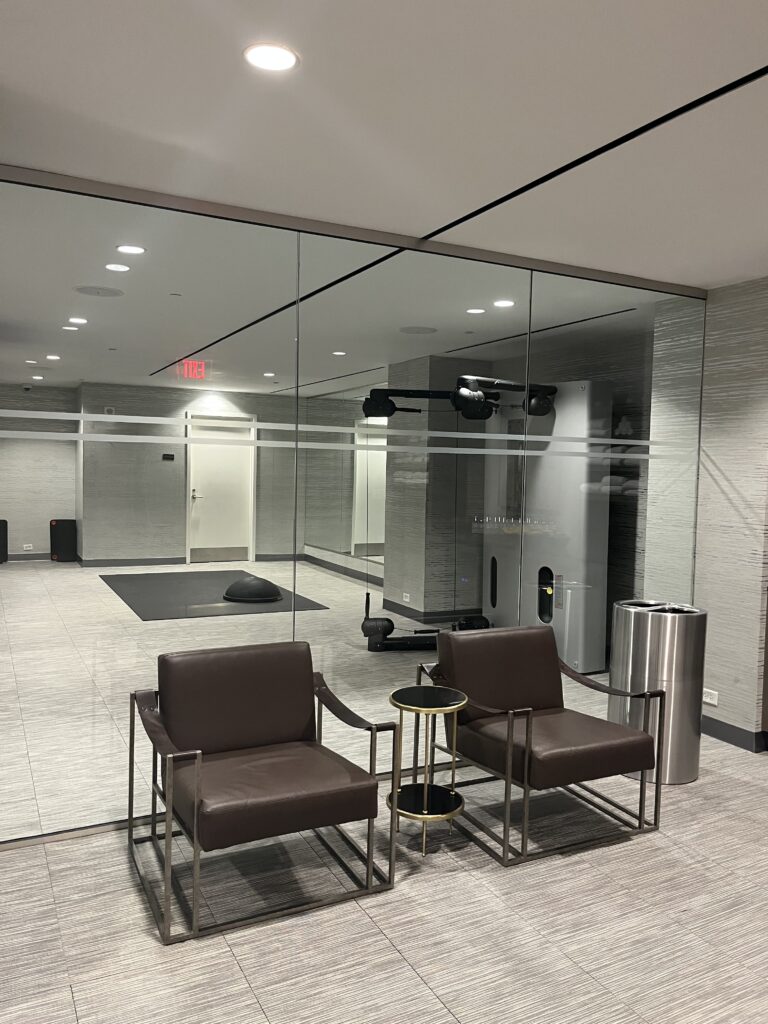 가구, 천장, 실내, 벽, 바닥, 테이블, 인테리어 디자인, 바닥재, 커피 테이블, 천장 설비, 방, 의자, 라운지