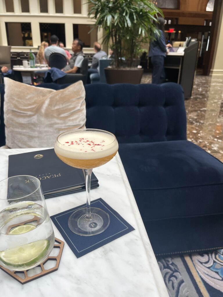 테이블웨어, 음료, 테이블, 가구, 커피 테이블, 칵테일, 음료용기, 와인잔, 스템웨어, 사람, 실내, 음식, 지상, 야외, 레스토랑