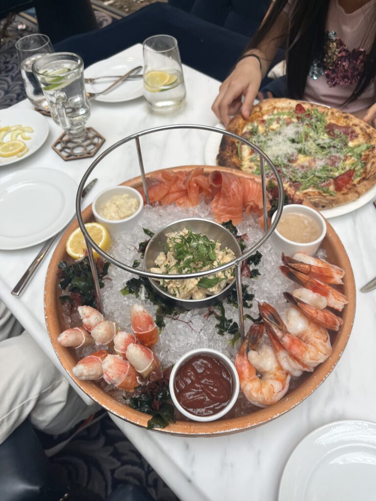 테이블웨어, 식사, 음식, 플래터, 해산물, 테이블, 요리, 저녁 식사, 식기, 브런치, 디너, 접시, 사람, 미식, 음료, 점심, 요리 예술, 서브웨어, 갑각류, 받침 접시, 실내, 연회, 레스토랑