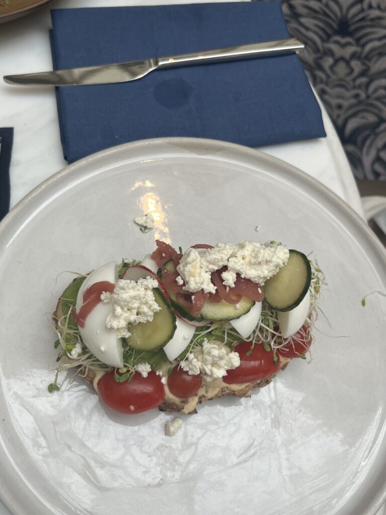 음식, 접시, 요리 예술, 플래터, 가니쉬, 채소, 식재료, 모차렐라, 토마토, 테이블웨어, 치즈, 식사, 식기, 포크, 요리, 실내, 테이블