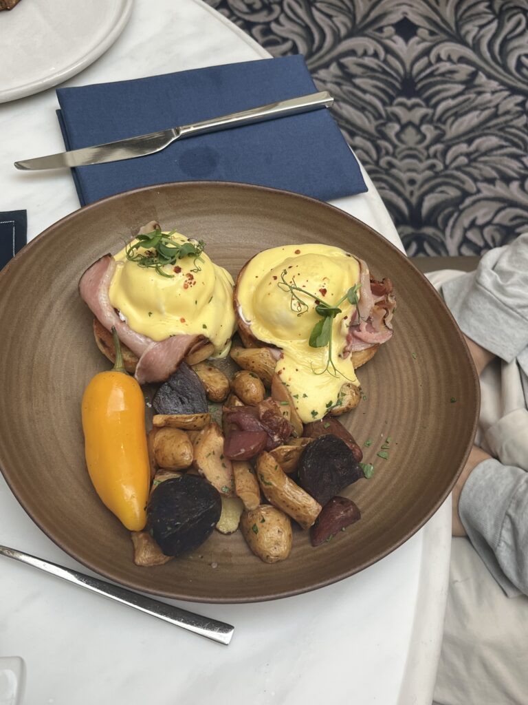 음식, 접시, 식사, 테이블웨어, 식재료, 포크, 테이블, 플래터, 요리, 주방 도구, 실내, 감자, 브런치, 패스트푸드, 식기, 아침 식사, 풀코스 아침 식사, 채소, 고기, 달걀