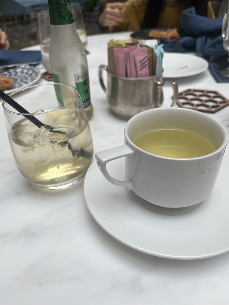 테이블웨어, 음료, 서브웨어, 음식, 음료용기, 테이블, 식기, 받침 접시, 컵, 도자기, 주방용품, 주방 도구, 차, 실내, 안경, 커피