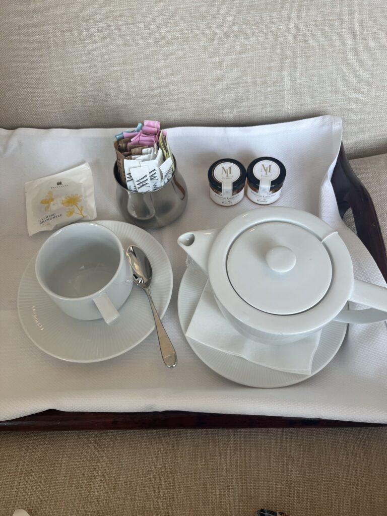 서브웨어, 식기, 도자기, 받침 접시, 커피잔, 접시, 실내, 머그잔, 찻잔, 테이블, 플래터, 차, 주방용품, 플레이스 매트, 디너웨어 세트, 리넨, 티 파티, 커피, 음료용기, 냅킨, 찻주전자, 주방 도구, 테이블웨어, 컵, 티테이블