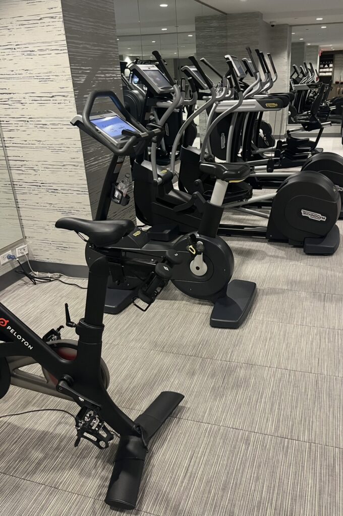 타이어, 바퀴, 자동차 부품, 지상, 트레드, 자동차 타이어, 차량, 주차된, 육상 차량, 야외