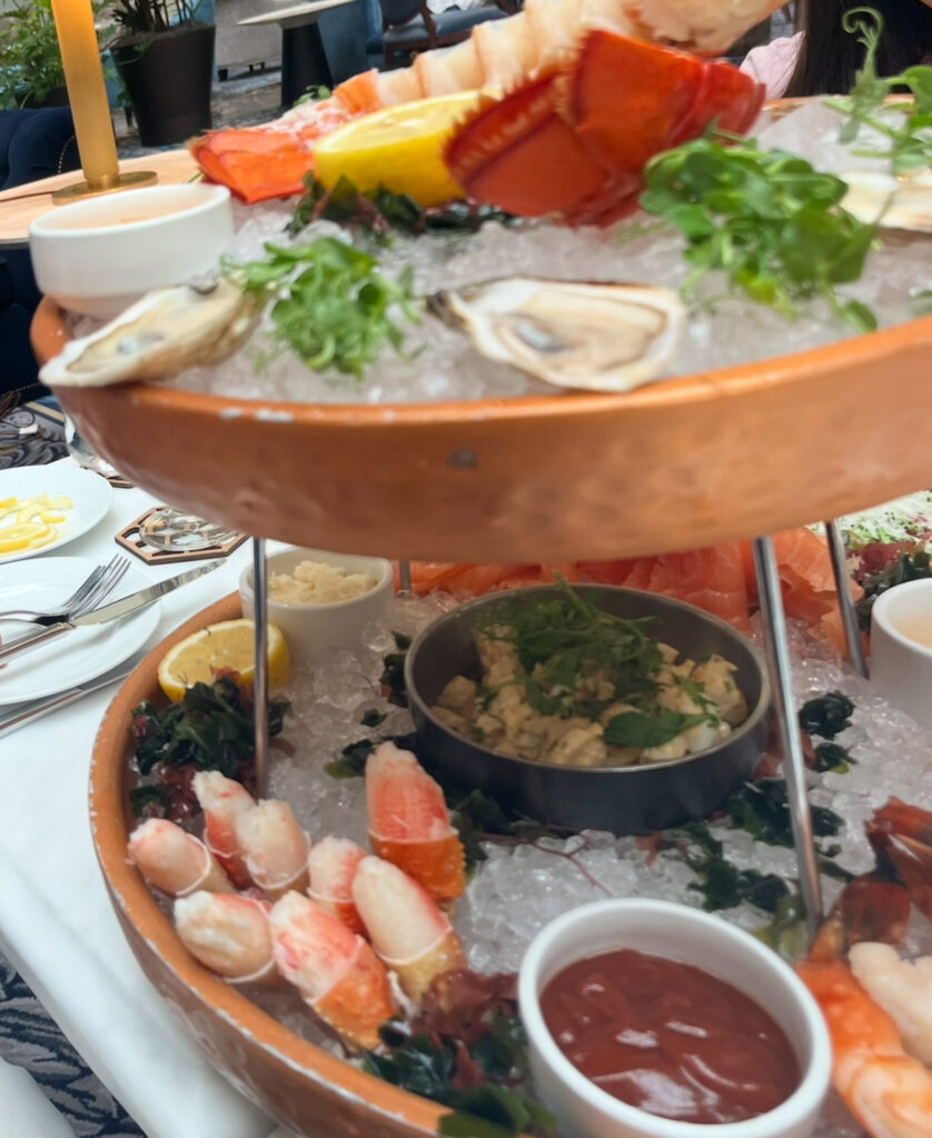 해산물, 요리, 식사, 음식, 미식, 테이블웨어, 플래터, 요리 예술, 저녁 식사, 점심, 새우, 채소, 테이블, 가니쉬, 접시, 일본 요리, 식재료, 반찬, 브런치, 디너, 회, 사발, 사람, 실내, 레스토랑