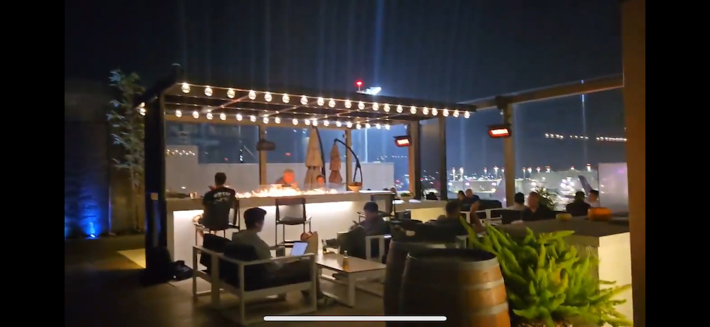 가구, 테이블, 꽃병, 커피 테이블, 실내, 밤, 천장, 사람들, 의자, 라운지, 레스토랑, 바