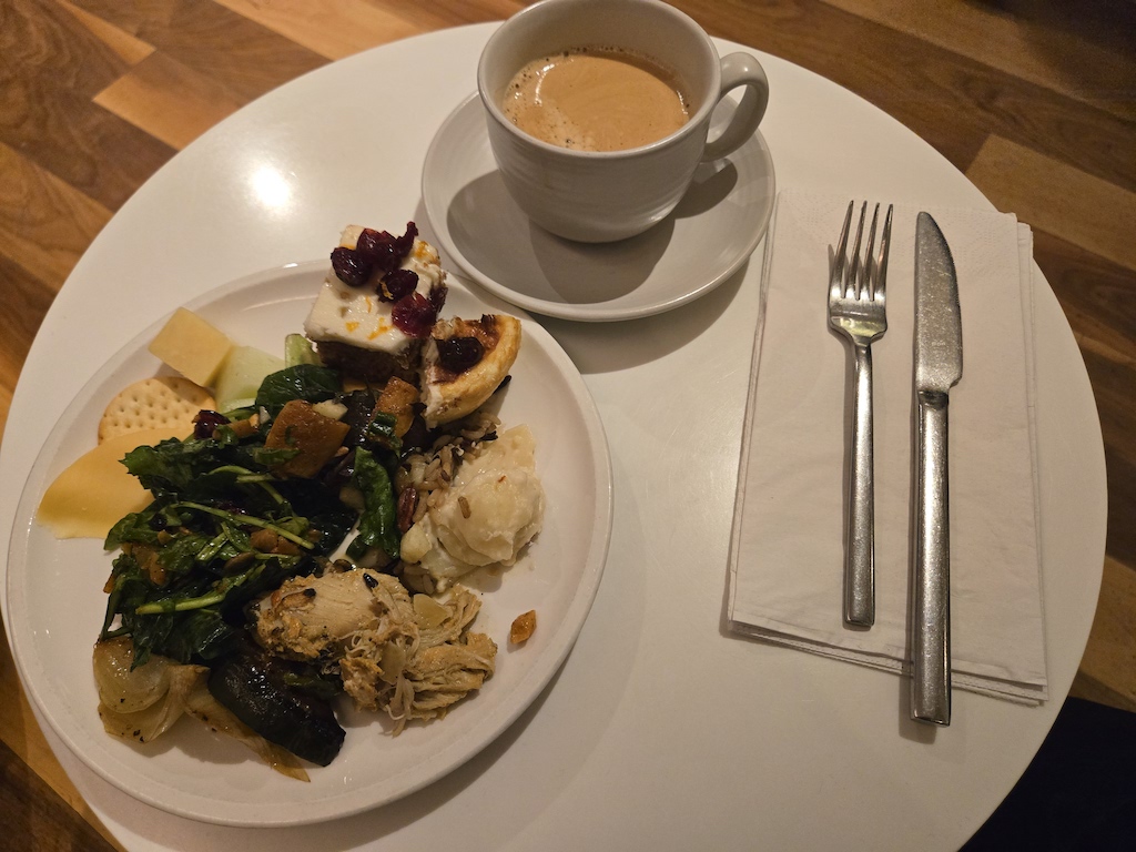 접시, 테이블, 식기, 요리, 서브웨어, 주방 도구, 실내, 음식, 은식기, 포크, 플래터, 받침 접시, 아침 식사, 브런치, 주방용품, 차, 식재료, 음료, 저녁 식사, 도자기, 가정용 은식기, 레스토랑, 일품 요리, 테이블웨어, 화이트, 컵, 사발, 식사, 바닥, 숟가락