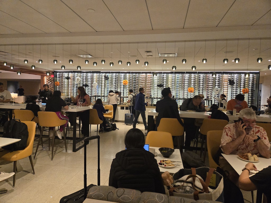 가구, 실내, 테이블, 의류, 사람, 천장, 홀, 책상, 바닥, 사람들, 앉기, 방, 의자, 도서관