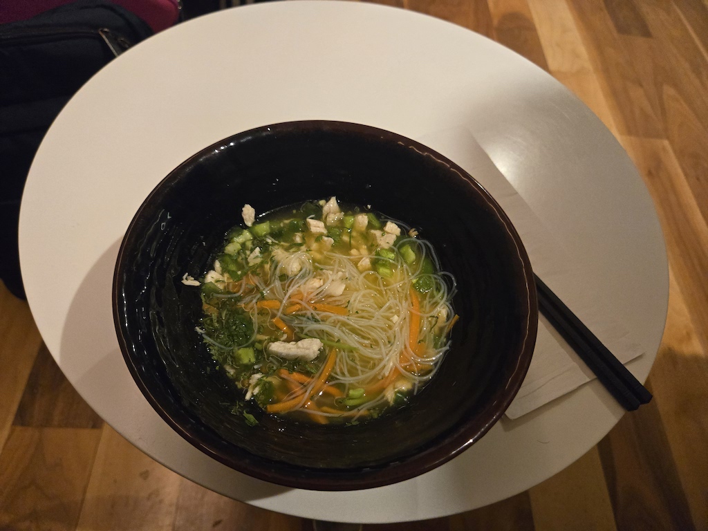 음식, 실내, 테이블웨어, 요리, 접시, 사발, 중국 음식, 바닥, 젓가락, 라멘, 수프, 국수, 채소, 브로콜리