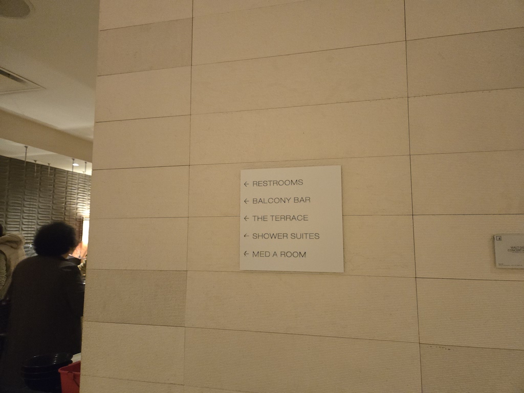 의류, 벽, 텍스트, 포스트잇 노트, 사람, 실내, 예술, 천장