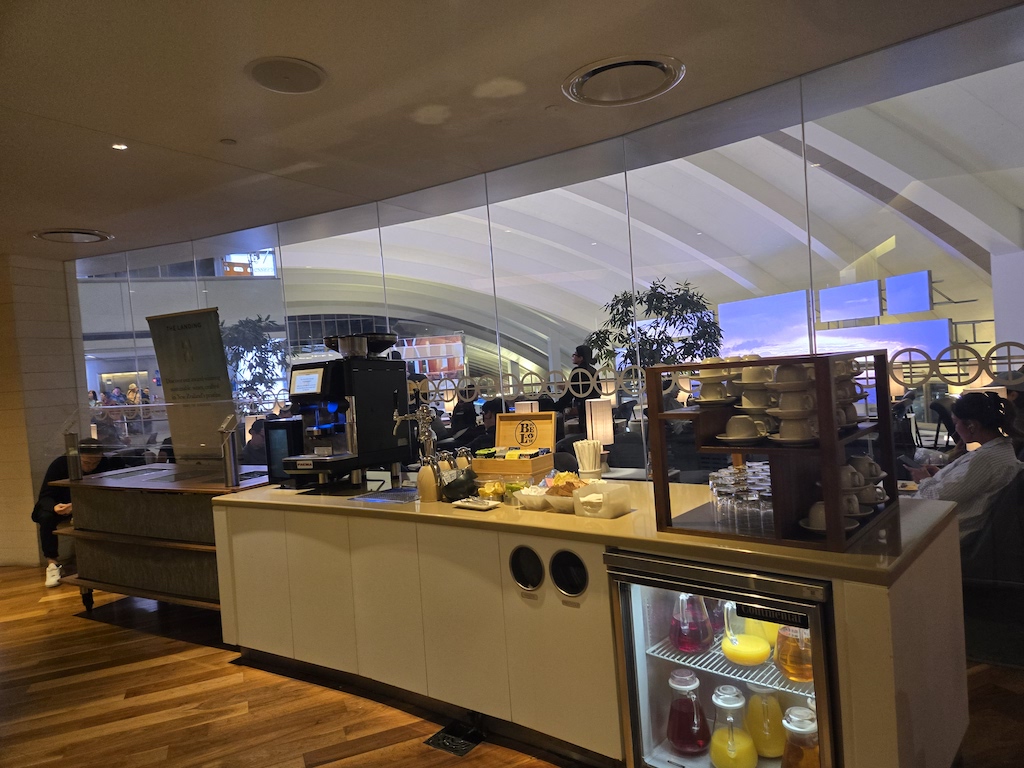 천장, 실내, 벽, 바닥, 조리대, 가구, 사람, 사람들, 테이블, 바, 레스토랑