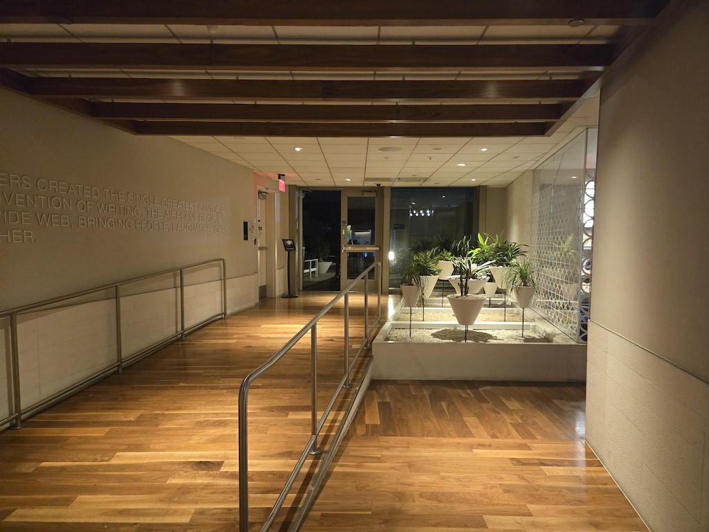 실내, 천장, 벽, 건물, 바닥재, 식물, 계단, 인테리어 디자인, 부지, 실내용 화초, 바닥, 방, 예술