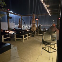 가구, 테이블, 커피 테이블, 건물, 바닥, 주방 및 식당 테이블, 실내, 천장, 방, 야외, 지상, 의자, 밤